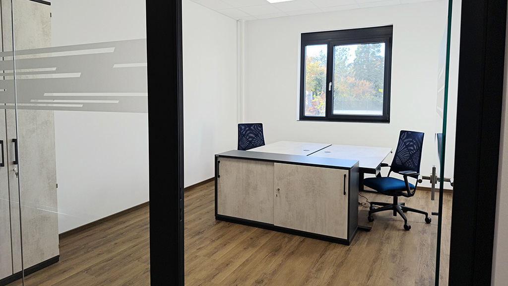 Büro möbliert